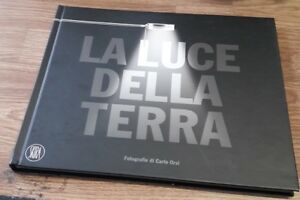 La Luce Della Terra. Un Viaggio Di Carlo Orsi In Compagnia Di Three Sixty. Ediz. Italiana E Iglese