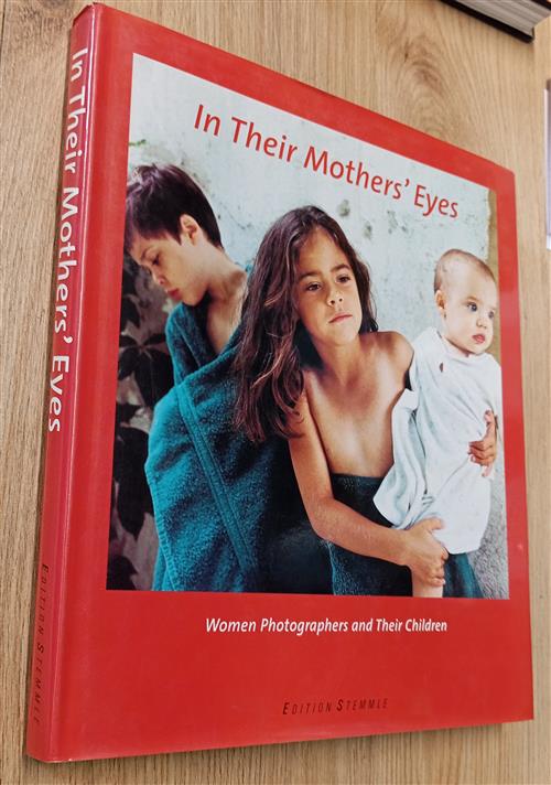 In Their Mothers' Eyes: Women Photographers And Their Children Martina Mettner